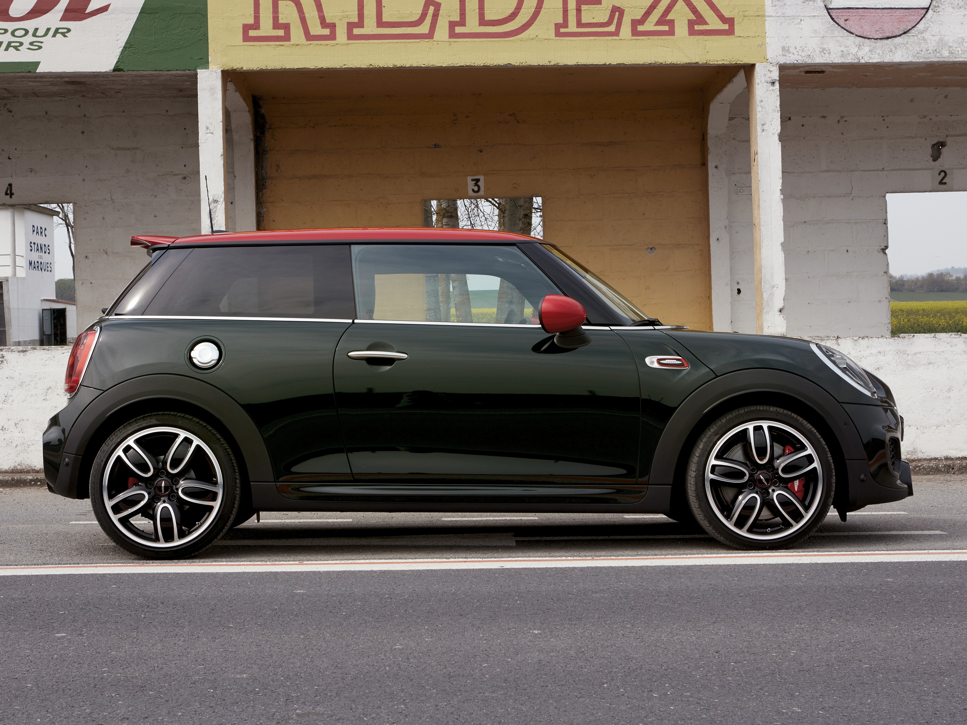 JOHN COOPER WORKS – side view